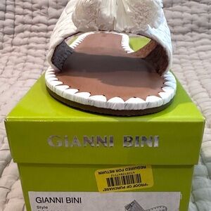 Gianni Bini Floral White Sandals (NEW)